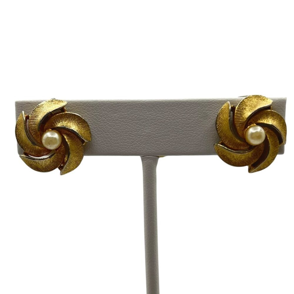 Vintage Crown Trifari Gold Tone Faux Pearl Clip On Earrings Glam Pinwheel